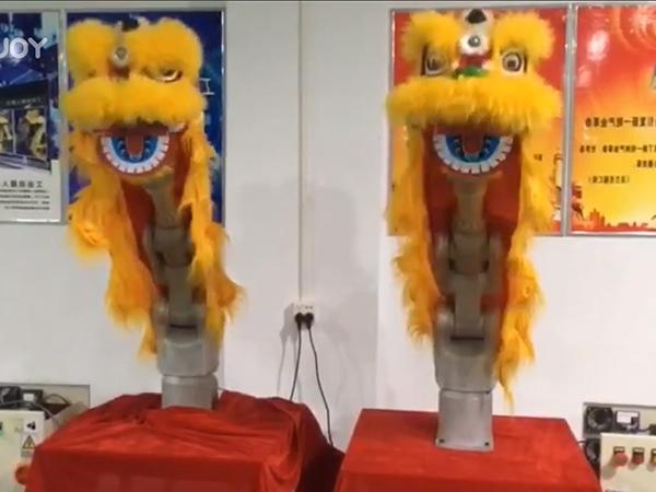 Robotic arm business performing lion dance